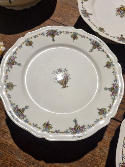 LIMOGES, important service de table en porcelaine...