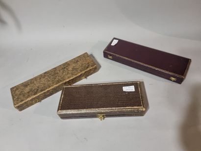 Trois écrins avec couverts en argent fourré...