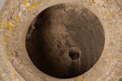 Importante vasque en terre cuite à décor...
