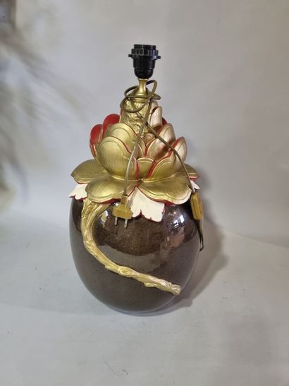 Lampe moderne en faïence à décor de lotus...