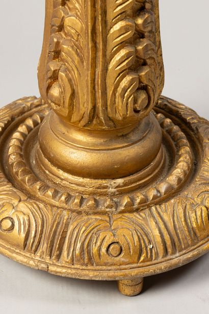 Selette en bois doré et sculpté 
H : 105...