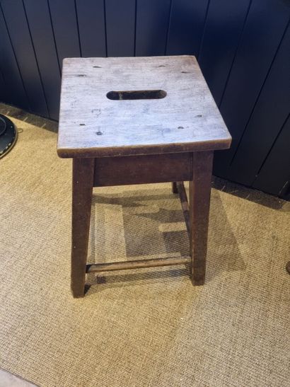 Tabouret en bois naturel reposant sur quatre...