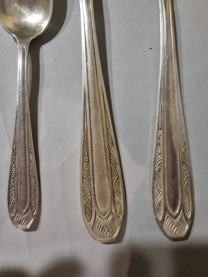 Ménagère en métal argenté dans un coffret...