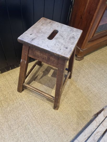 Tabouret en bois naturel reposant sur quatre...