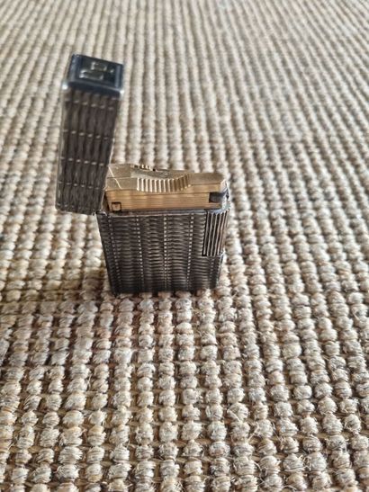 DUPONT 
Briquet en métal argenté avec son...