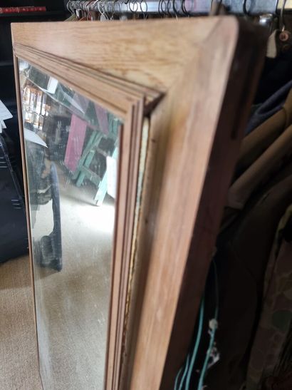 Miroir d'une ancienne porte d'armoire 
133...