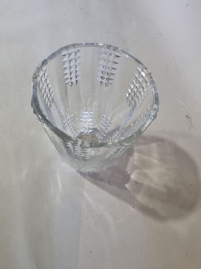 SAINT LOUIS - CRISTAUX D'ART 
Vase en cristal...
