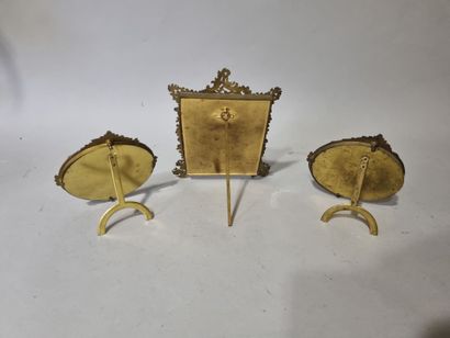 Lot de trois cadres à poser en métal dor...