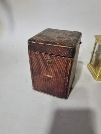 Pendulette d'officier en laiton et verre...