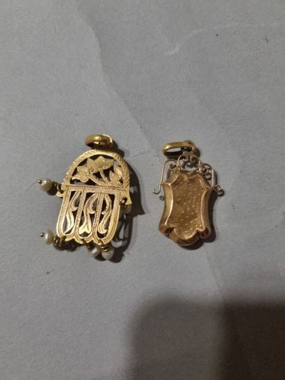 Main de Fatima et une pendeloque en métal...