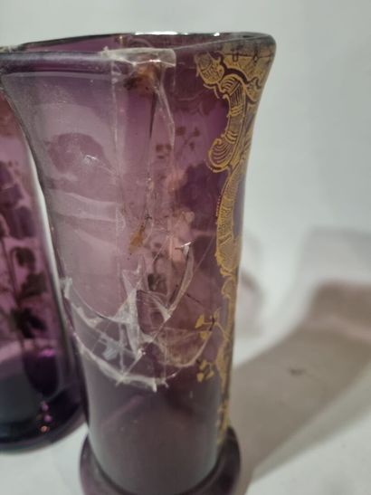 Paire de vases en verre émaillé à décor defleurs
Vers...