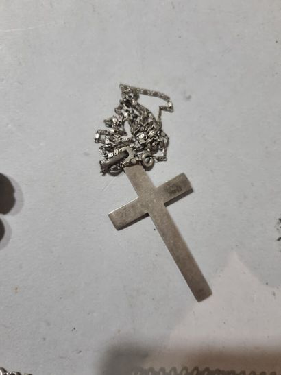 Lot de trois bijoux en argent : 
1/ Chaîne...