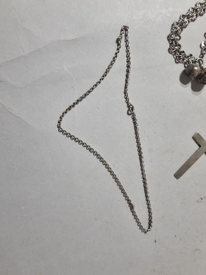 Lot de trois bijoux en argent : 
1/ Chaîne...