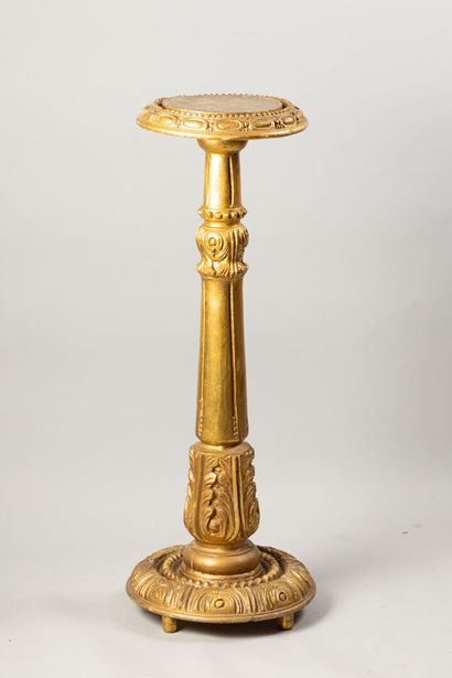 Selette en bois doré et sculpté 
H : 105...