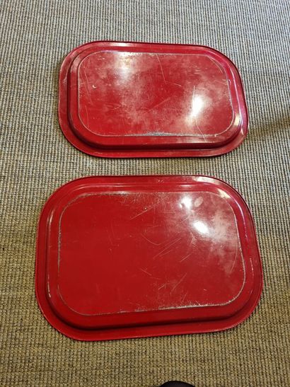 Paire de plateaux en tôle rouge à décor japonisant...
