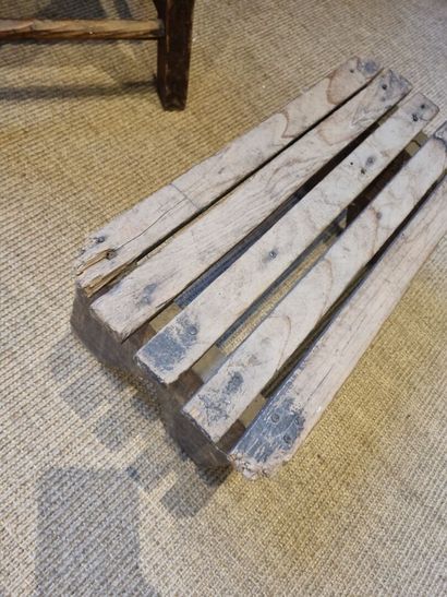 Tabouret en bois naturel reposant sur quatre...