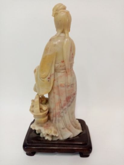 CHINE, Guanniyn en pierre dure sur socle...