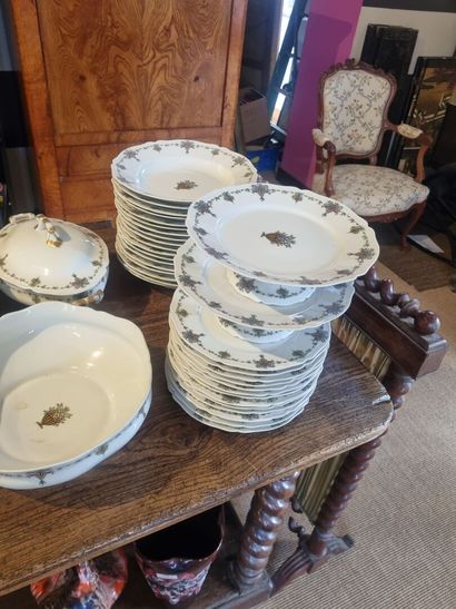 LIMOGES, important service de table en porcelaine...