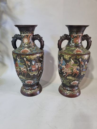 CHINE
 Paire de vases en bronze cloisonné...