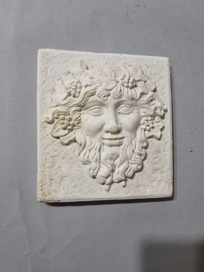Bas-relief en plâtre représentant Dionysos/Bacchus...