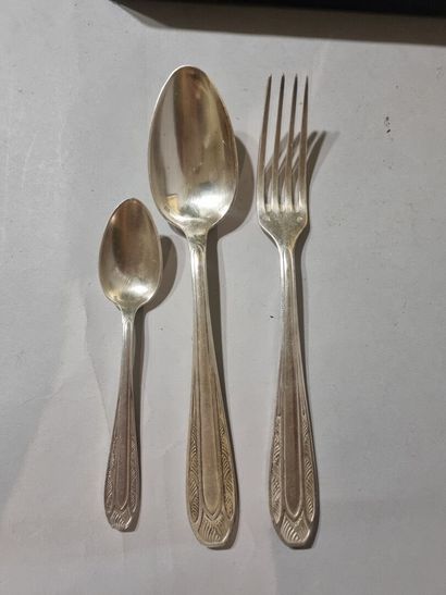 Ménagère en métal argenté dans un coffret...