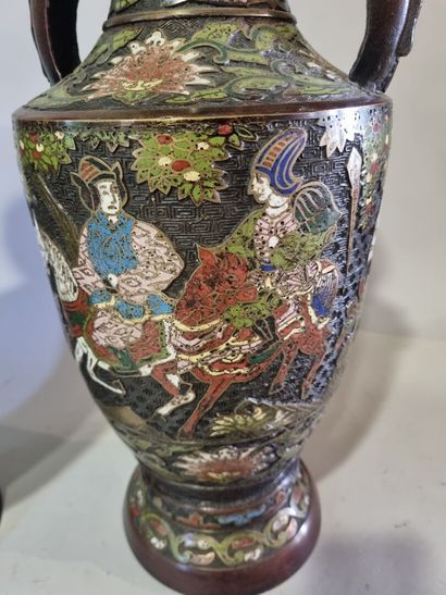 CHINE
 Paire de vases en bronze cloisonné...