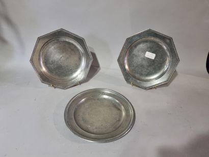 Paire d'assiettes en étain de forme octogonale,...