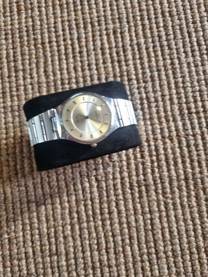 OMEGA DeVille
Montre ultraplate en acier,...