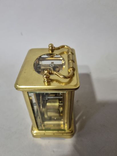 Pendulette d'officier en laiton et verre...