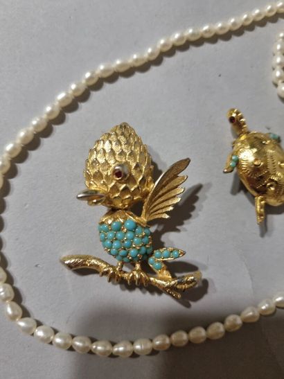 Deux broches en métal doré représentant une...