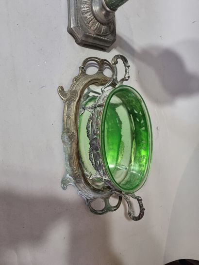 Lampe à pétrole et centre de table en régule...