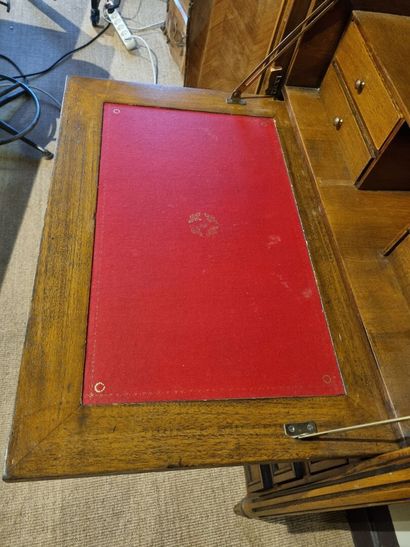 Secrétaire de style Louis XVI ouvrant par...