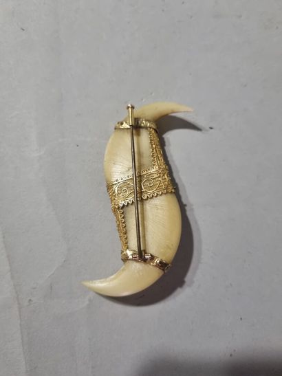 TRAVAIL INDIEN 
Broche avec monture en or...