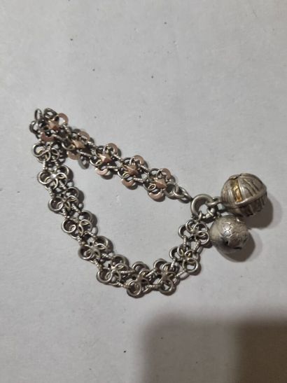 Lot de trois bijoux en argent : 
1/ Chaîne...