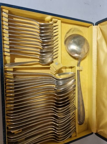 Ménagère en métal argenté dans un coffret...