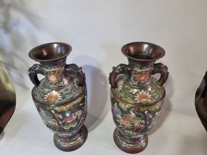 CHINE
 Paire de vases en bronze cloisonné...