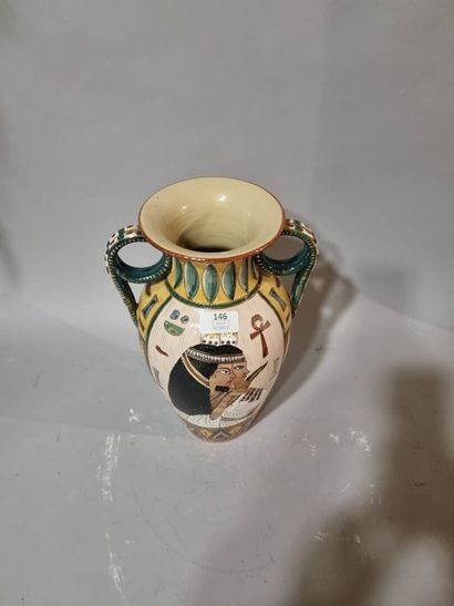 DERUTA 
Vase en faïence polychrome à décor...