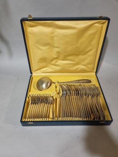 Ménagère en métal argenté dans un coffret...