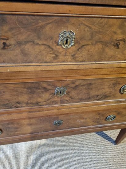 Commode de style Louis XVI ouvrant par trois...