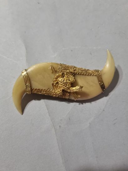 TRAVAIL INDIEN 
Broche avec monture en or...