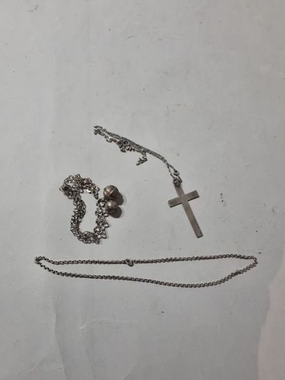 Lot de trois bijoux en argent : 
1/ Chaîne...