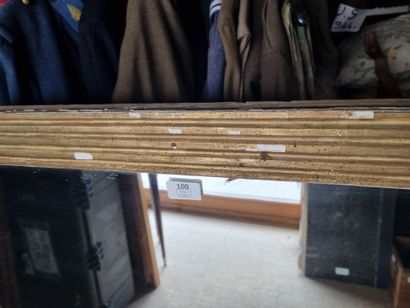 Miroir rectangulaire en stuc doré 
111 x...