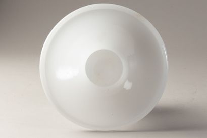 Crachoir en opaline blanche 
H : 13 cm -...