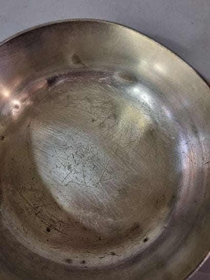 Légumier rond à oreilles en métal argenté....