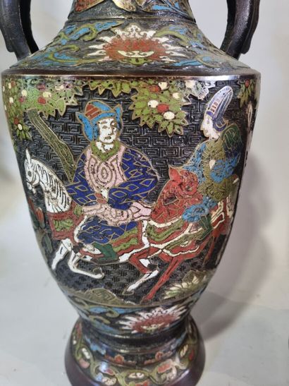 CHINE
 Paire de vases en bronze cloisonné...