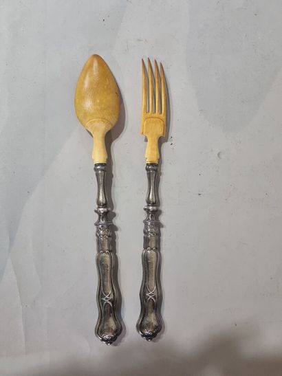 Couverts à salade en argent fourré 
L : 28...