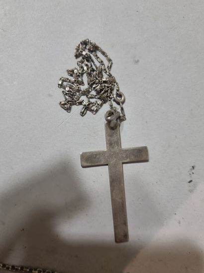 Lot de trois bijoux en argent : 
1/ Chaîne...