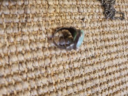 Lot de trois bijoux : 
1 / Bague en argent...