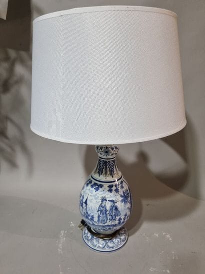 DELFT 
Lampe en faïence blanc bleu
H : 41...