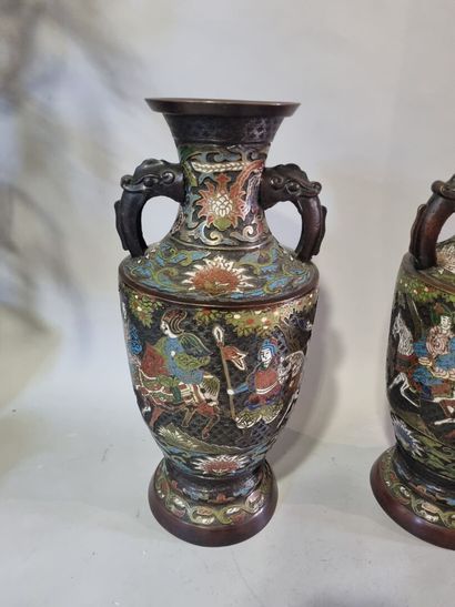 CHINE
 Paire de vases en bronze cloisonné...